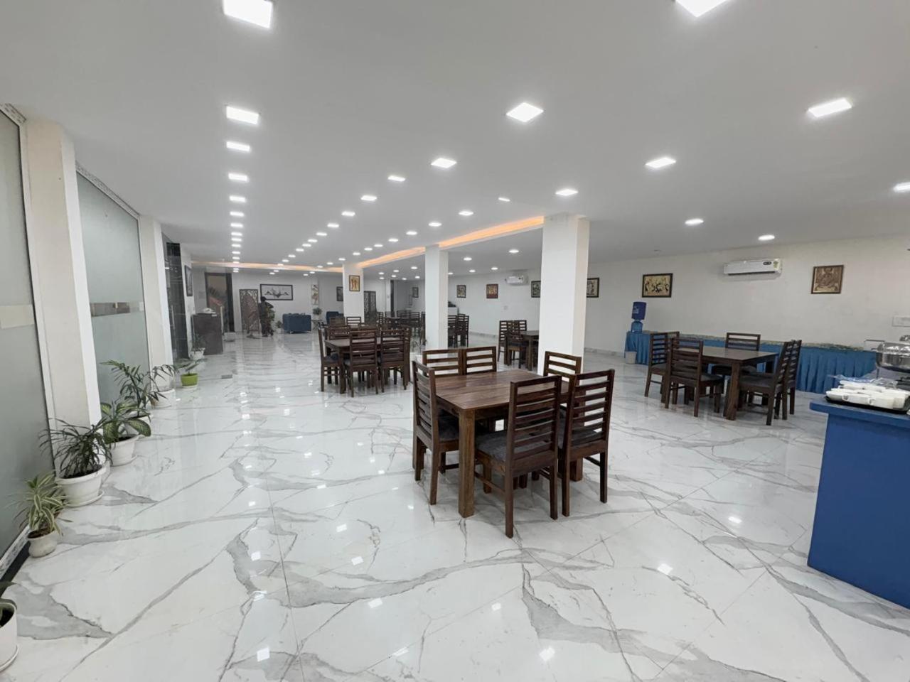 Pacific Inn Eco Central Gurgaon Extérieur photo