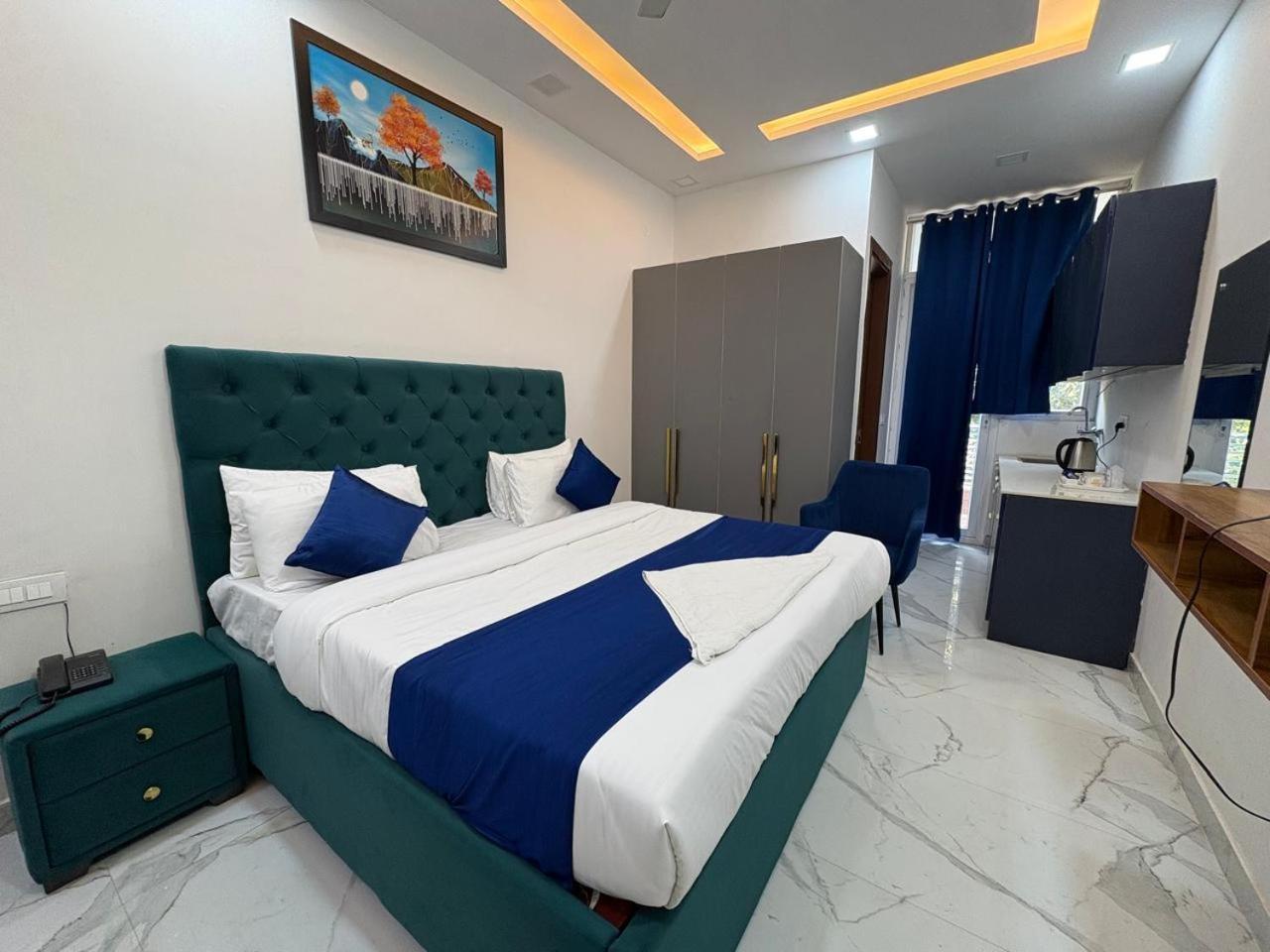 Pacific Inn Eco Central Gurgaon Extérieur photo
