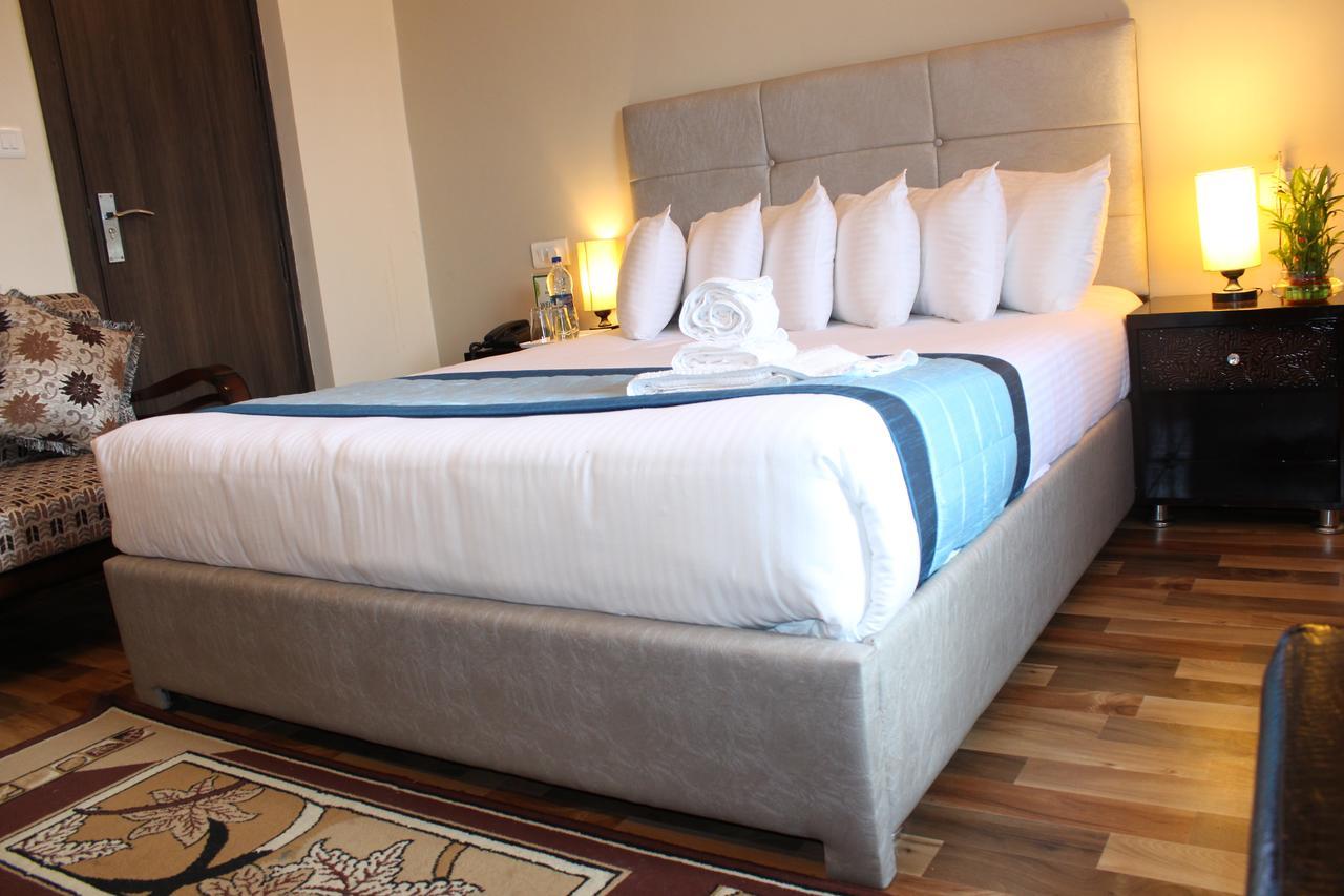 Pacific Inn Eco Central Gurgaon Extérieur photo